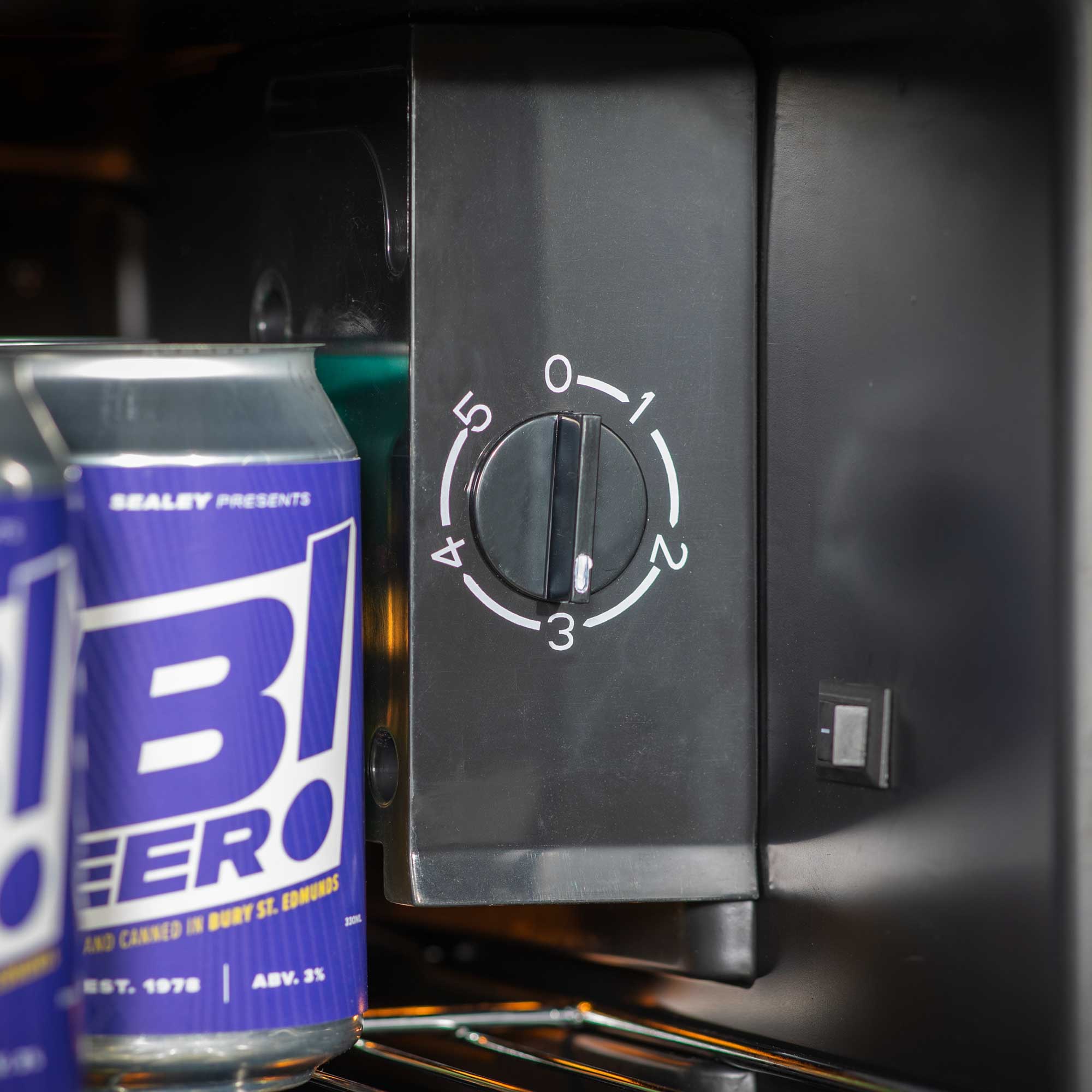 Baridi DH13 Drinks Fridge Action shot - control - knob