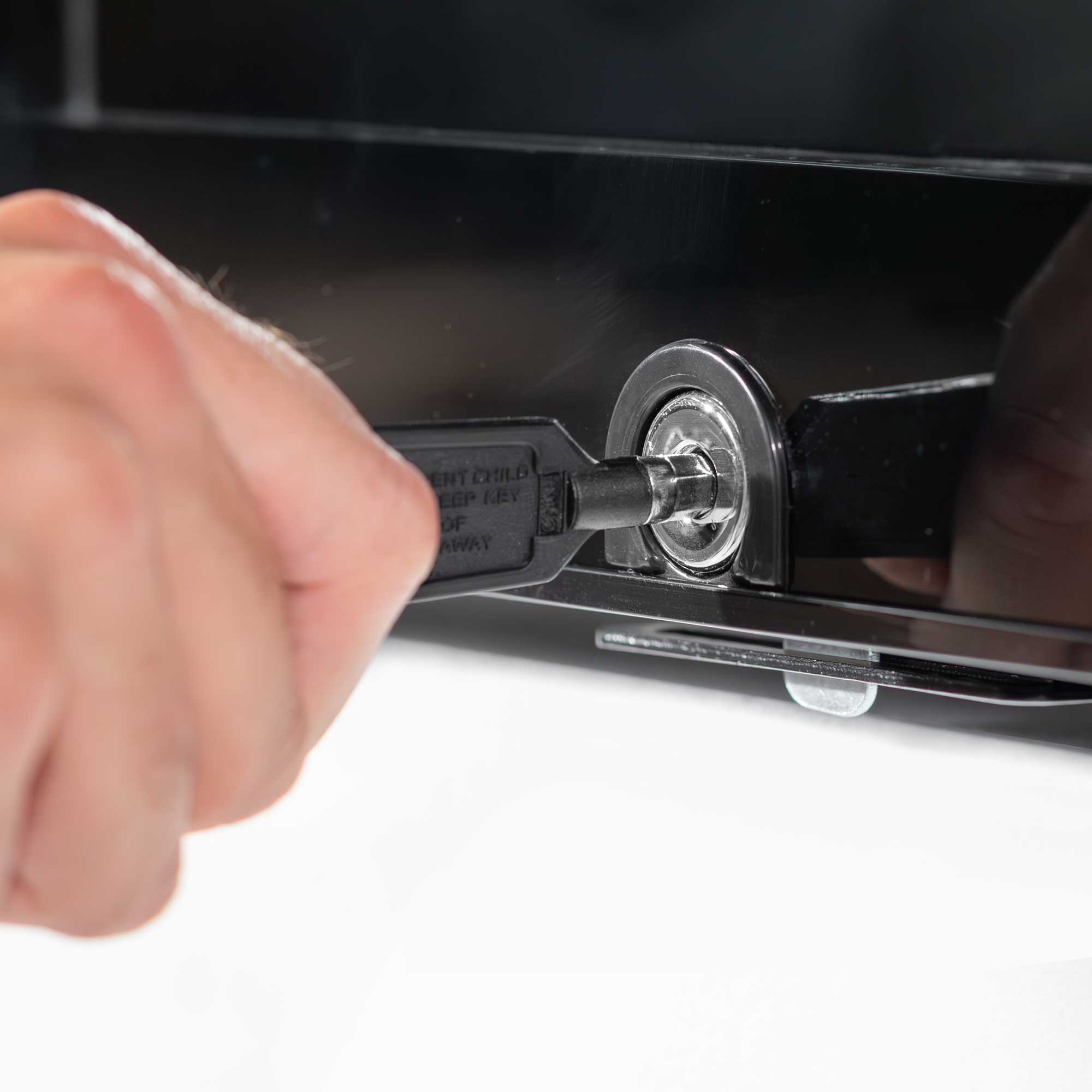 Baridi DH13 Drinks Fridge Action shot - lock