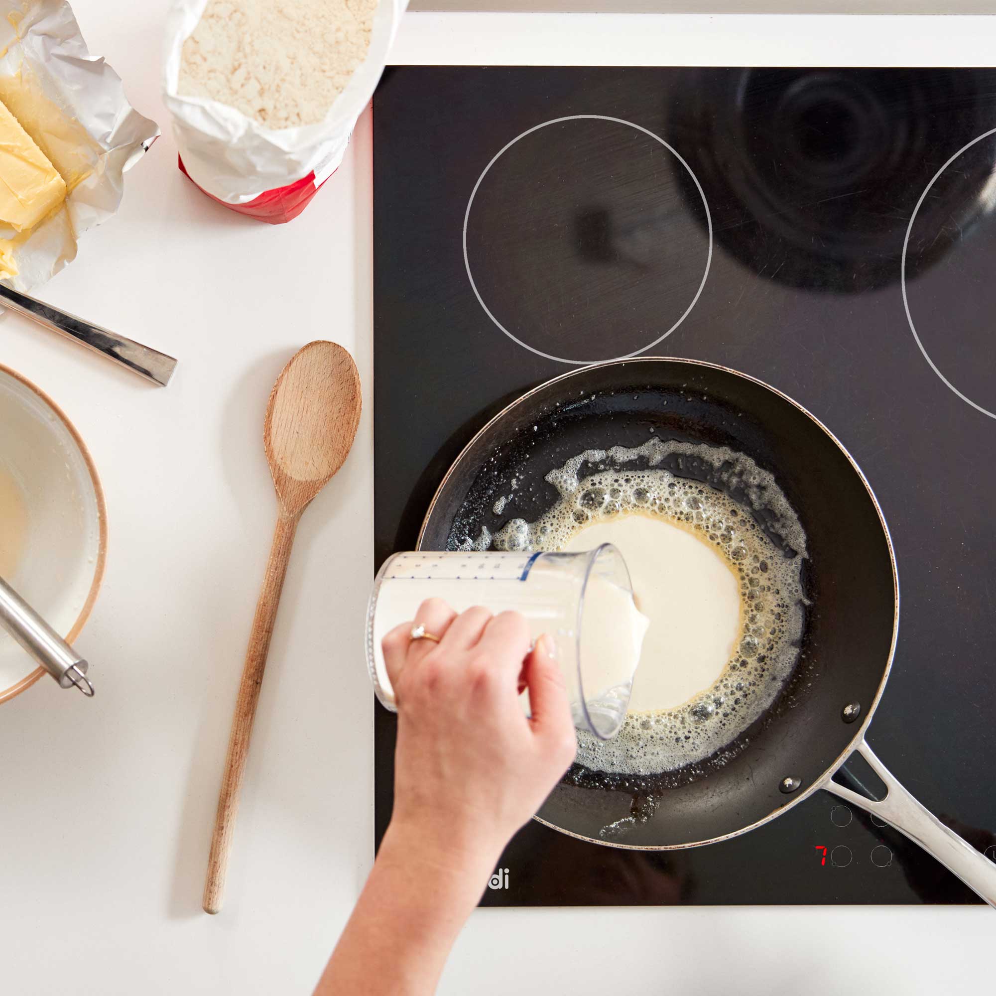 Baridi DH131 Ceramic Hob Action shot - in kitchen - 2nd perspective