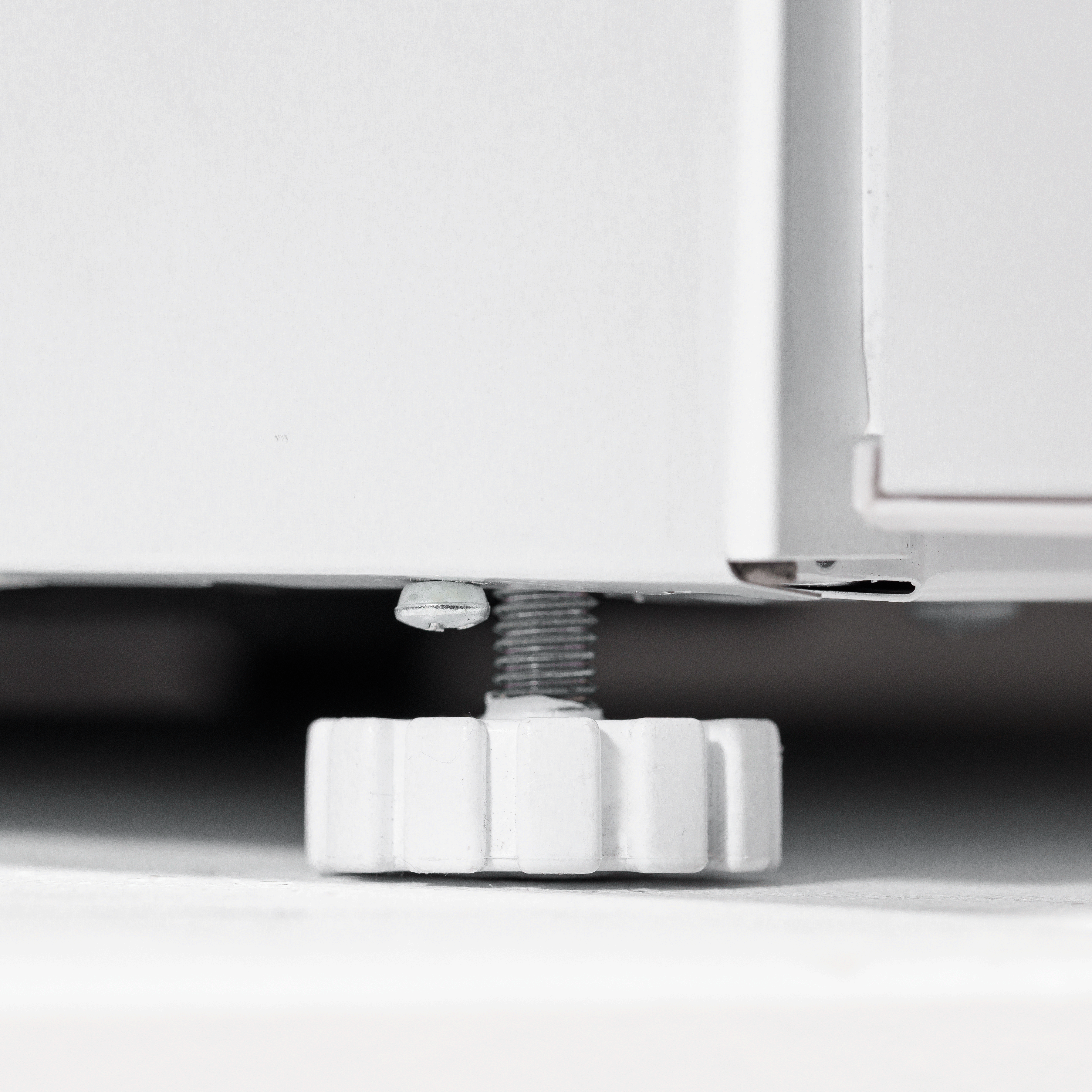 Baridi DH250 Freezer Action shot - adjustable - feet