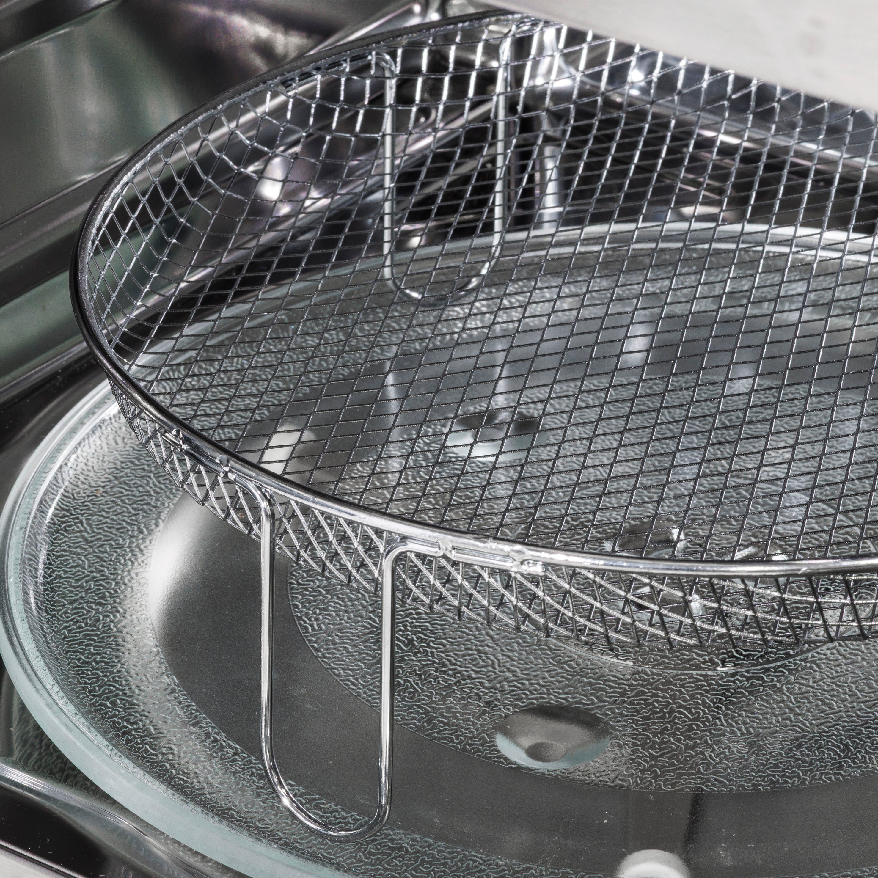 Baridi DH277 Microwave Action shot - air - frying - basket