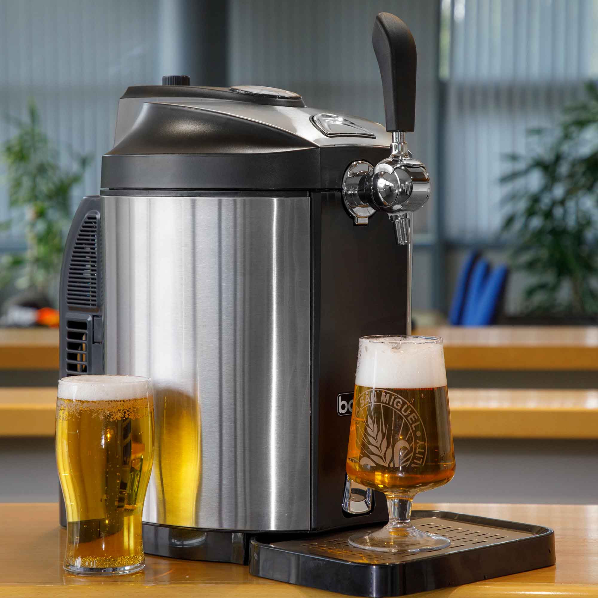 Baridi DH49 Beer Dispenser Action shot - in situ on table