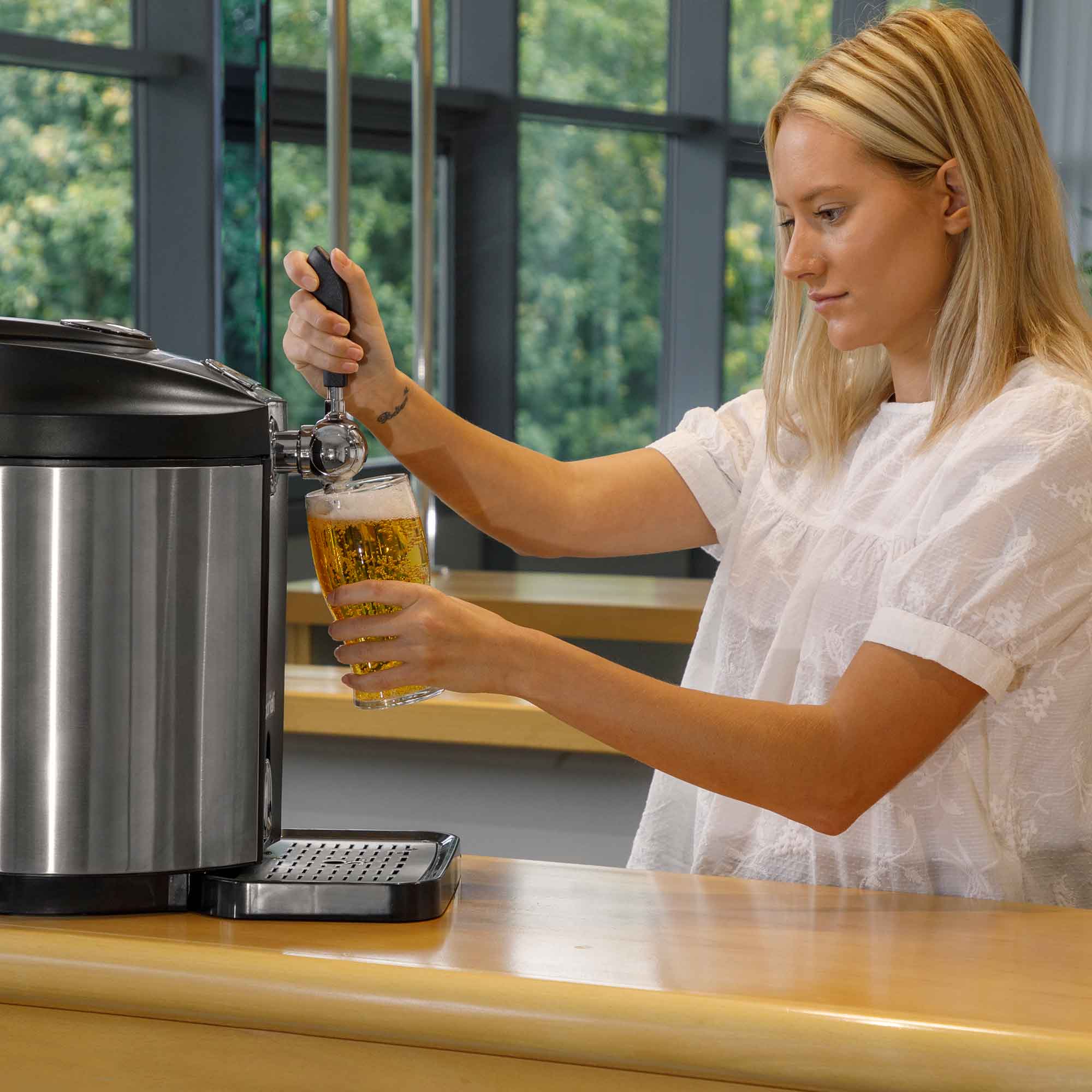 Baridi DH49 Beer Dispenser Action shot - pouring - pint