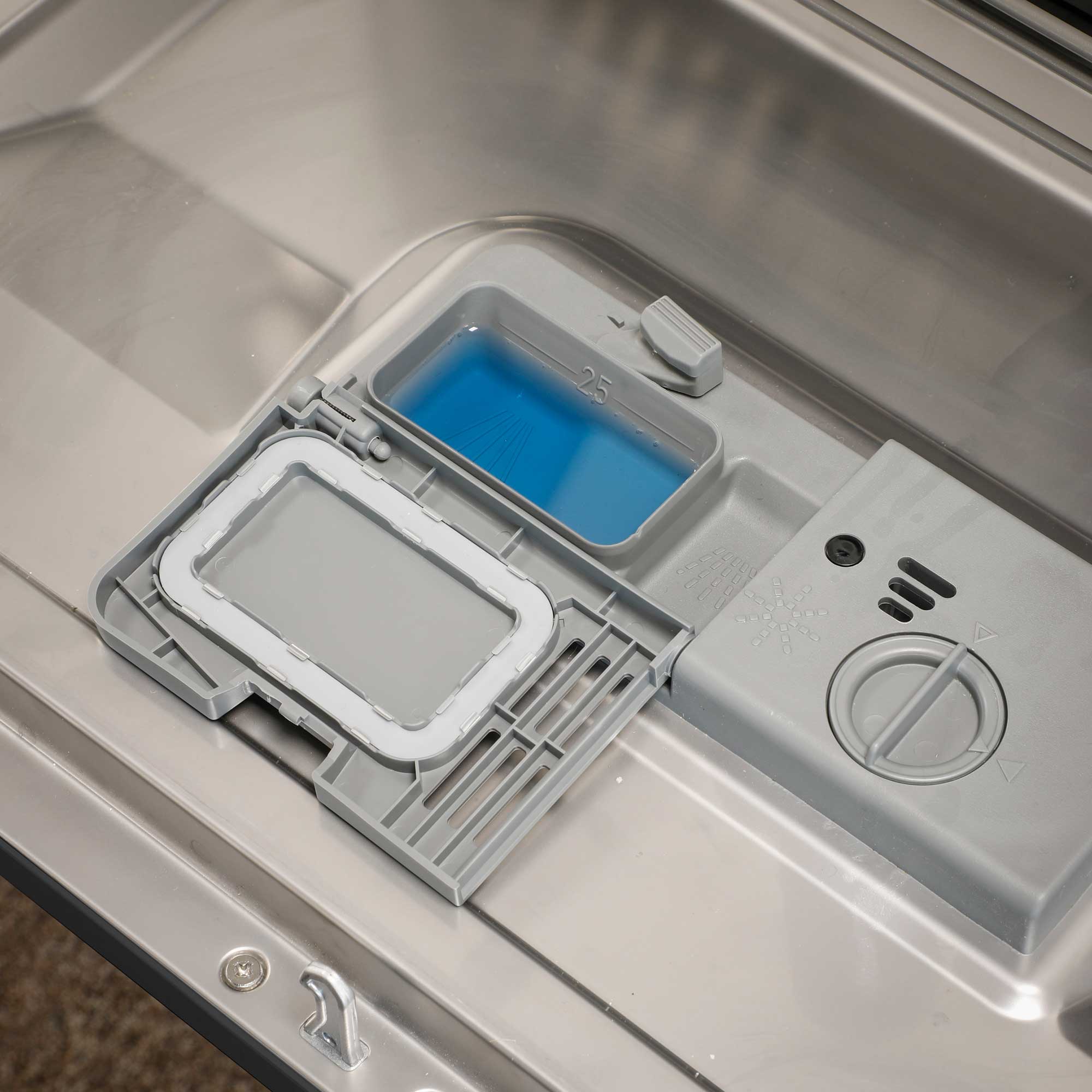 Baridi DH85 Tabletop Dishwasher Action shot - detergent