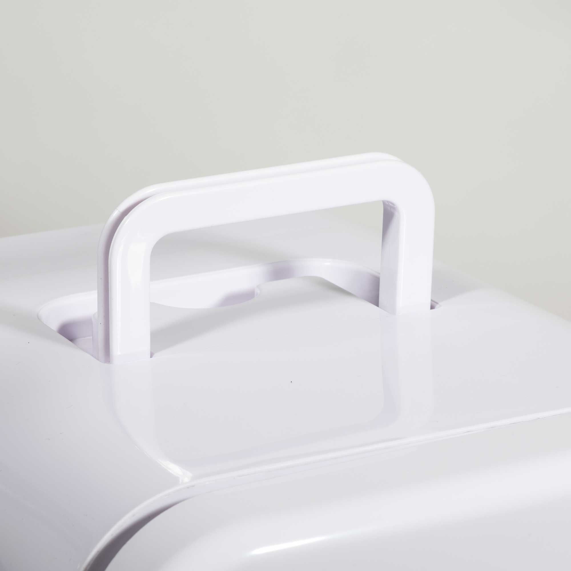 Baridi DH94 Drinks Fridge Action shot - handle