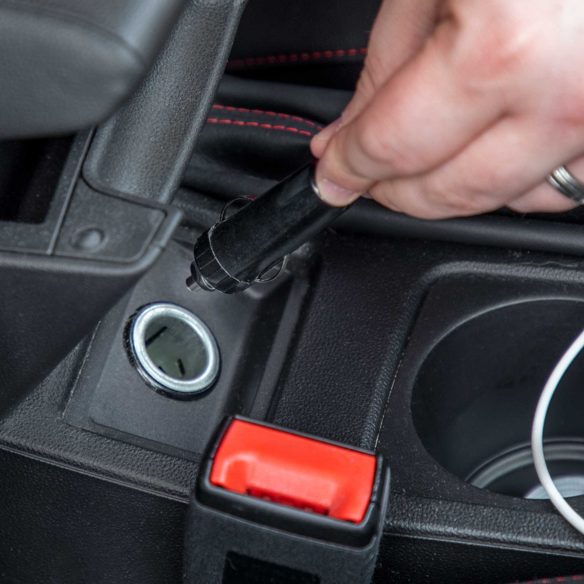 Baridi DH95 Drinks Fridge Action shot - 12v - charger